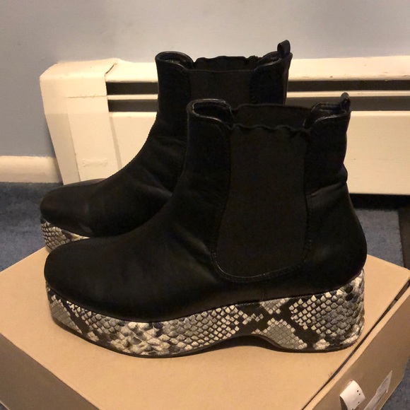 **SOLD** Urban Outfitters Snakeskin Platform Boots - Picture 4 of 10